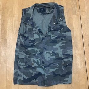 Love Tree Camo vest size medium